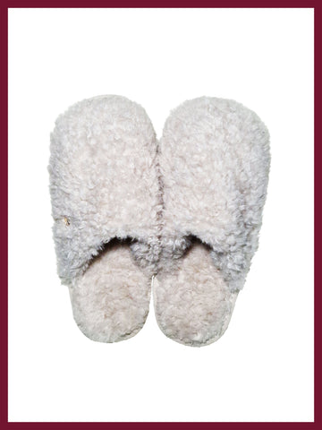 Cosy women's faux fur slippers for comfortable indoor wear