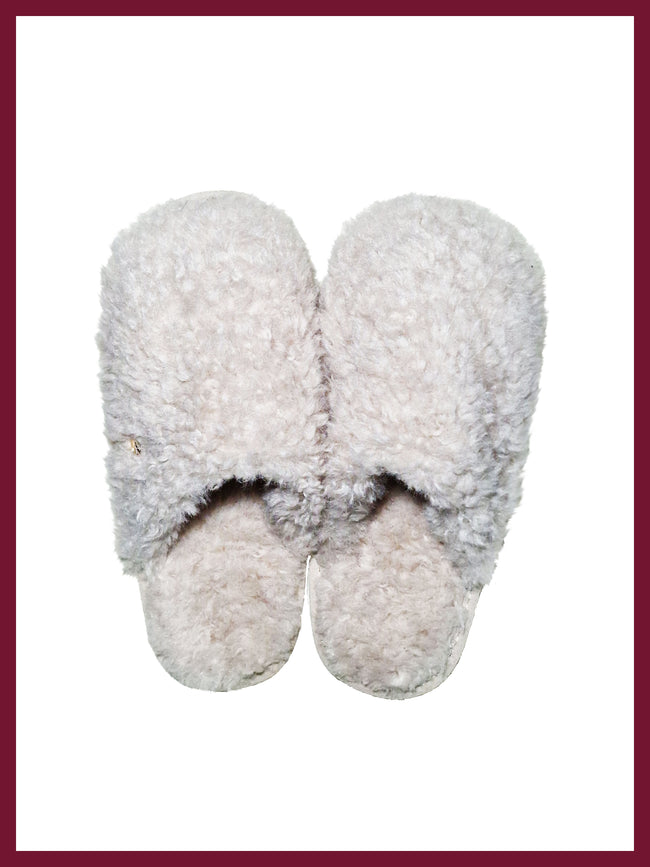 Cosy women's faux fur slippers for comfortable indoor wear